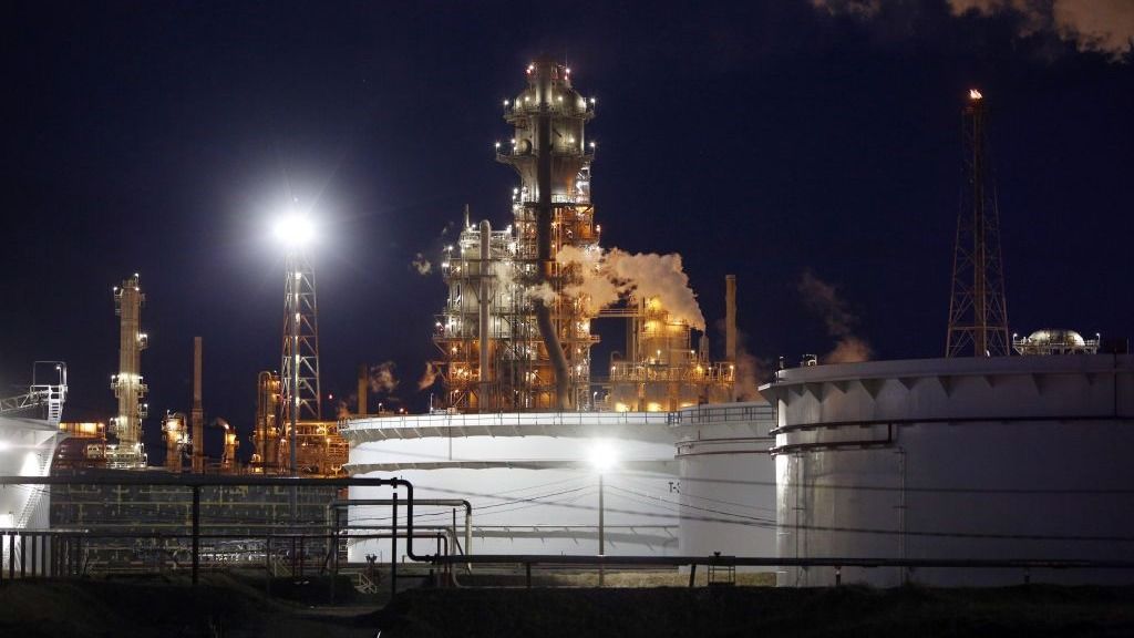 Caída histórica en los precios de la gasolina ‘estrangula’ las refinerías de Estados Unidos Caída histórica en los precios de la gasolina ‘estrangula’ las refinerías de Estados Unidos