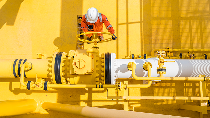 Petróleo se dispara casi 25% tras informes de posible recorte de producción