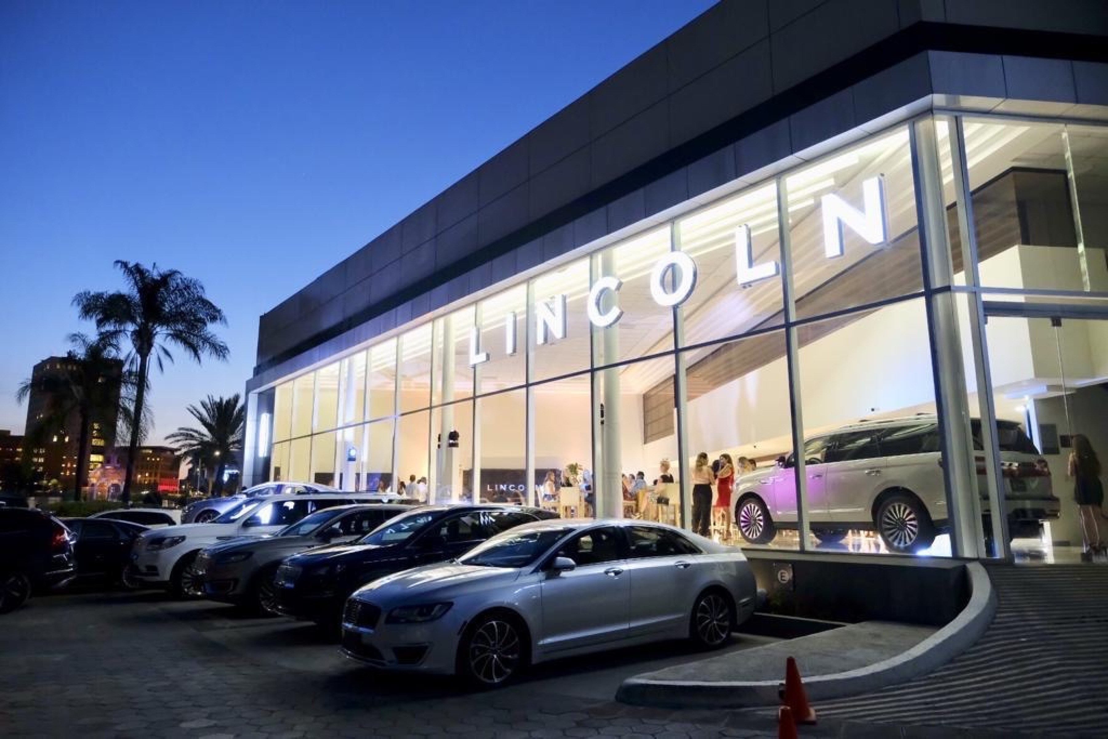 La industria automotriz explora nuevos canales de venta para frenar la caída