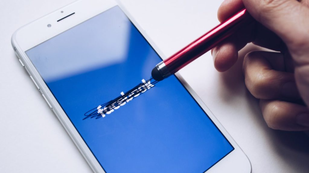 Las marcas reducen inversión en Facebook por Covid-19: Socialbakers