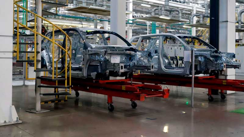 Industria automotriz en México caerá 30% en 2020 por pandemia de COVID-19, estima la AMIA