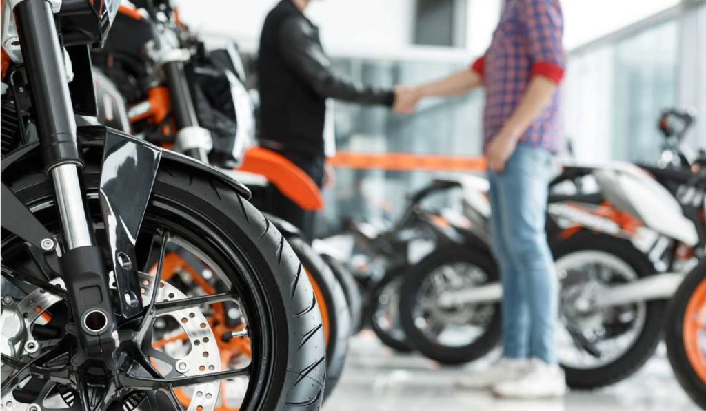 Venda de motos tem queda amenizada por entregadores