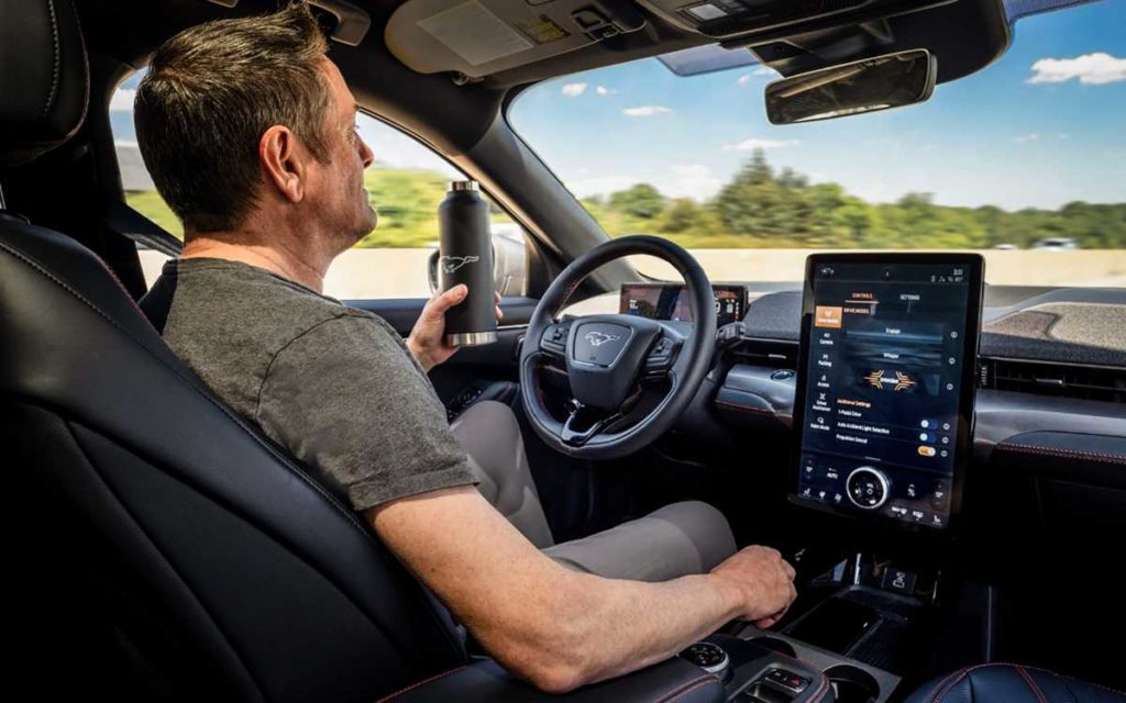 Ford cria recurso que permite tirar as mãos do volante com segurança