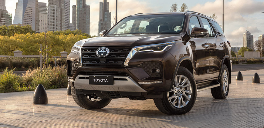 Toyota SW4 tem visual renovado e traz as mesmas evoluções da irmã Hilux